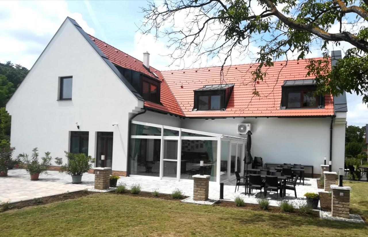 Dreko Panzio & Borbisztro Bed & Breakfast Gyorujbarat Bagian luar foto