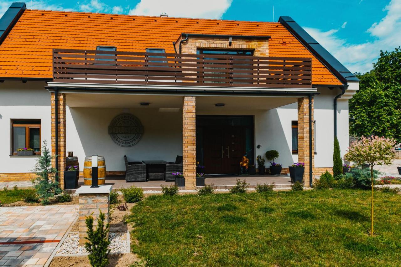 Dreko Panzio & Borbisztro Bed & Breakfast Gyorujbarat Bagian luar foto