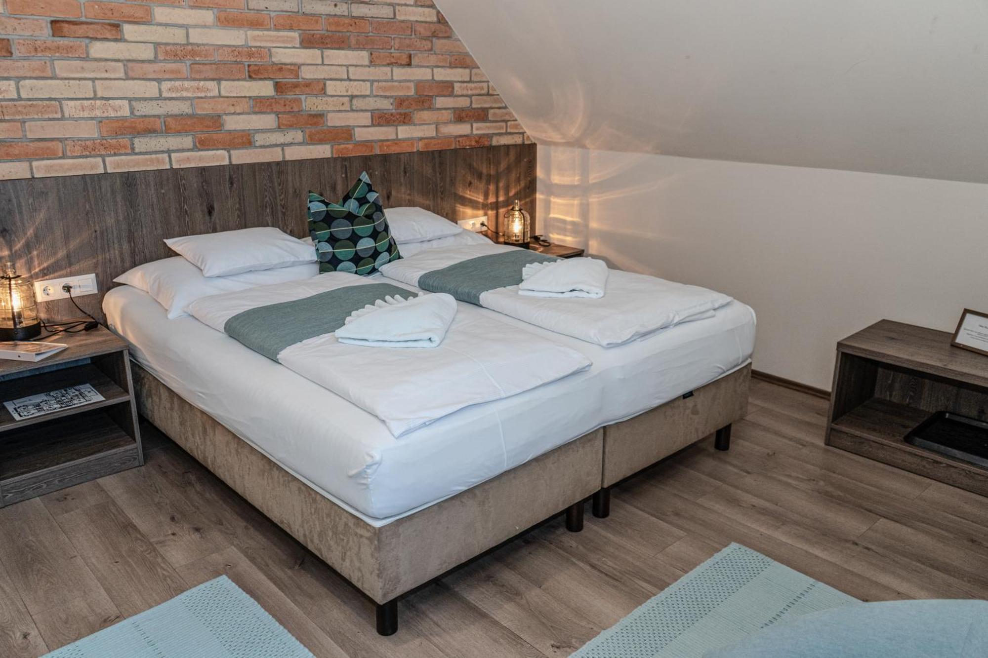 Dreko Panzio & Borbisztro Bed & Breakfast Gyorujbarat Bagian luar foto