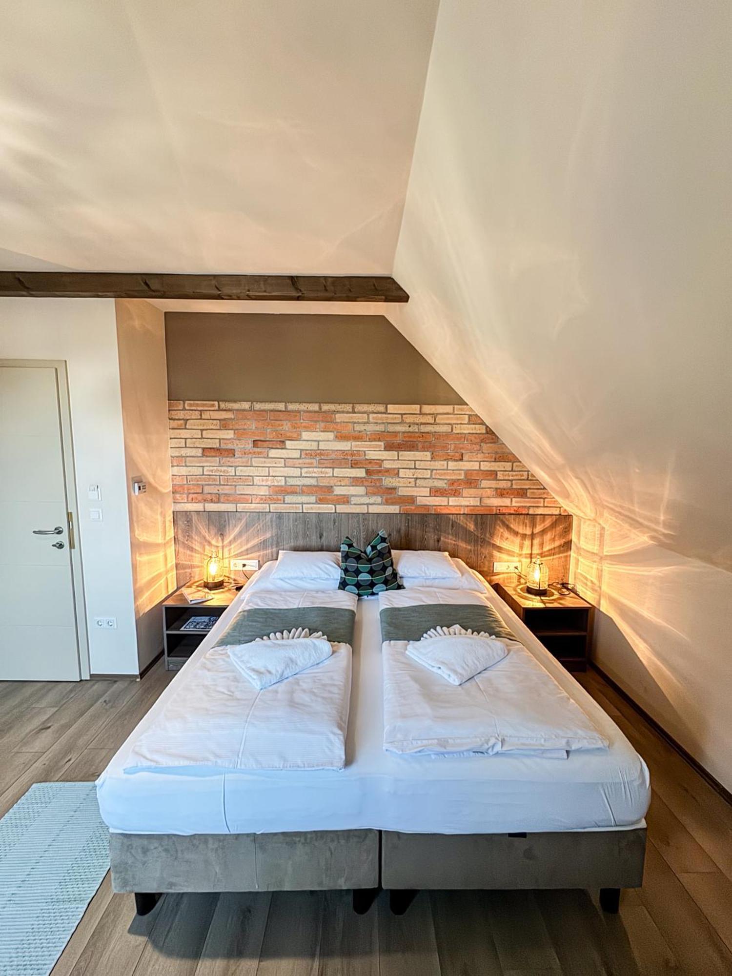 Dreko Panzio & Borbisztro Bed & Breakfast Gyorujbarat Bagian luar foto