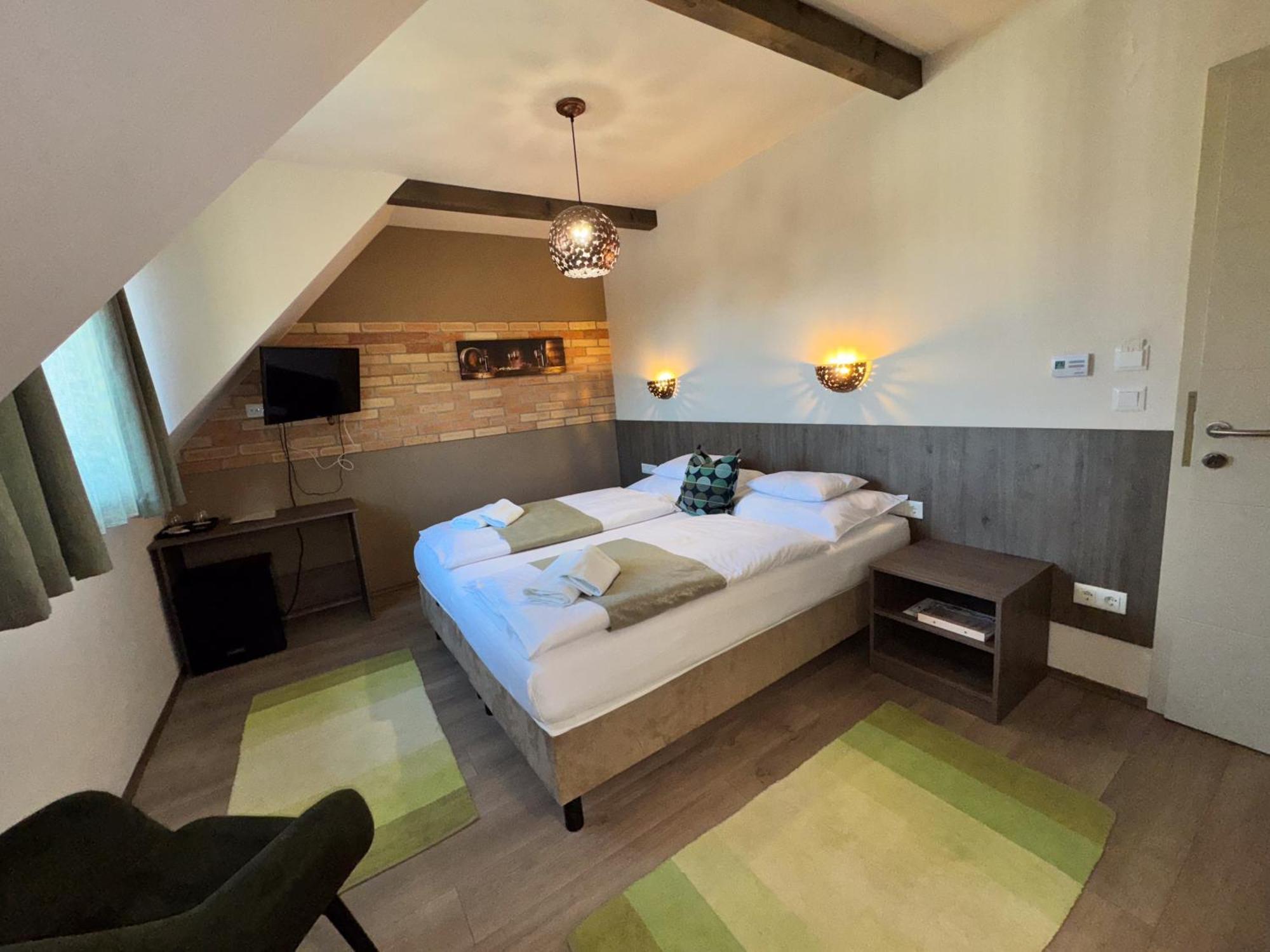 Dreko Panzio & Borbisztro Bed & Breakfast Gyorujbarat Bagian luar foto
