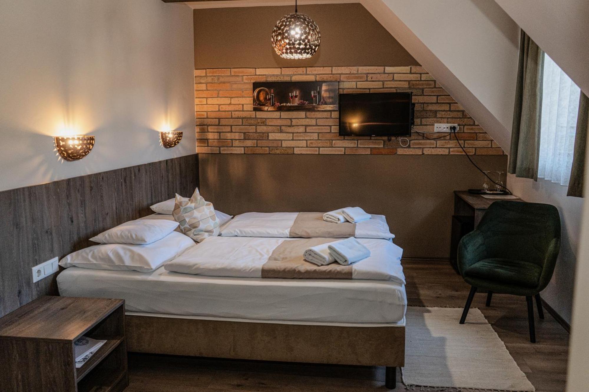 Dreko Panzio & Borbisztro Bed & Breakfast Gyorujbarat Bagian luar foto