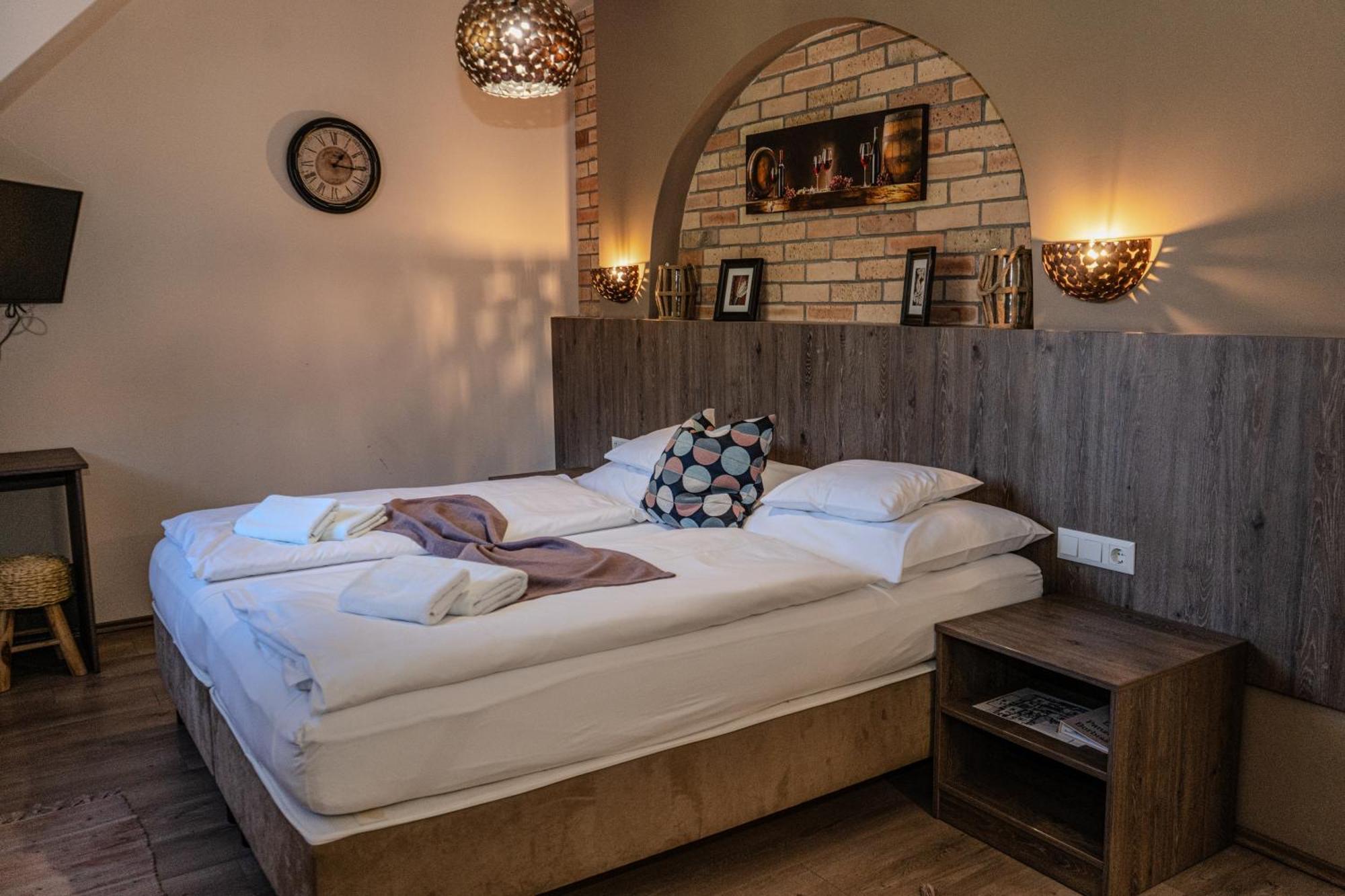 Dreko Panzio & Borbisztro Bed & Breakfast Gyorujbarat Bagian luar foto