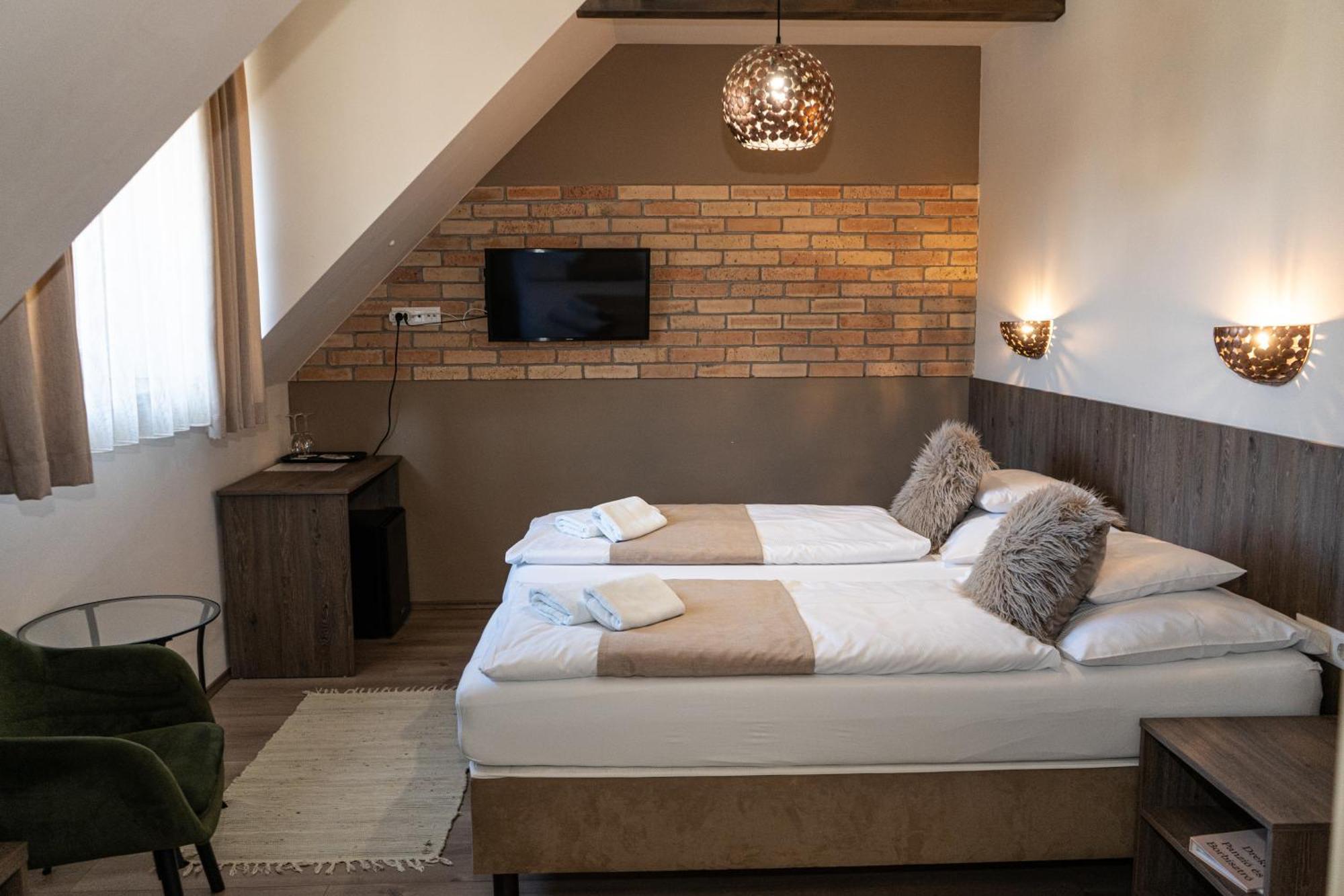 Dreko Panzio & Borbisztro Bed & Breakfast Gyorujbarat Bagian luar foto